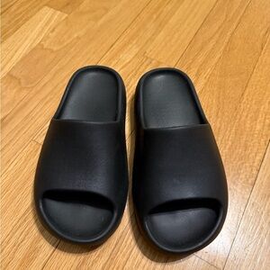 women’s black slides